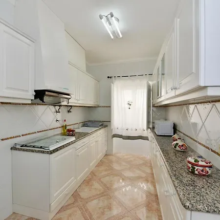 Stone's Throw - Front Line In Apartament *
