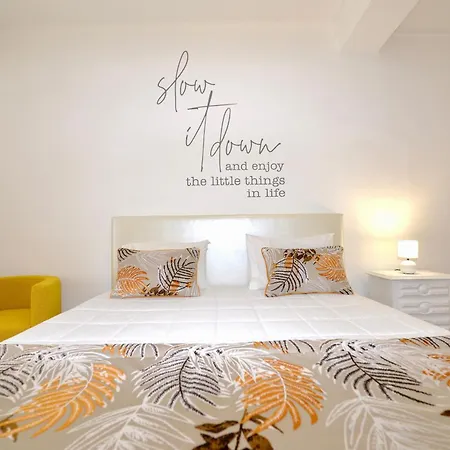 Stone's Throw - Front Line In Apartament