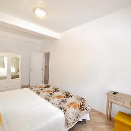 Stone's Throw - Front Line In Apartament *