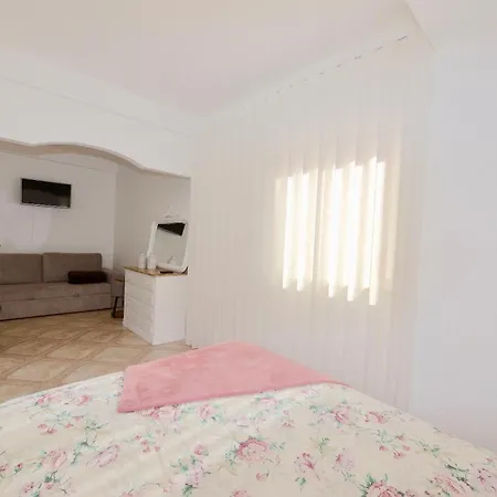 Stone's Throw - Front Line In Apartament *