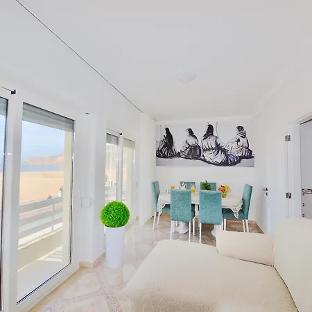 Stone's Throw - Front Line In Apartament *